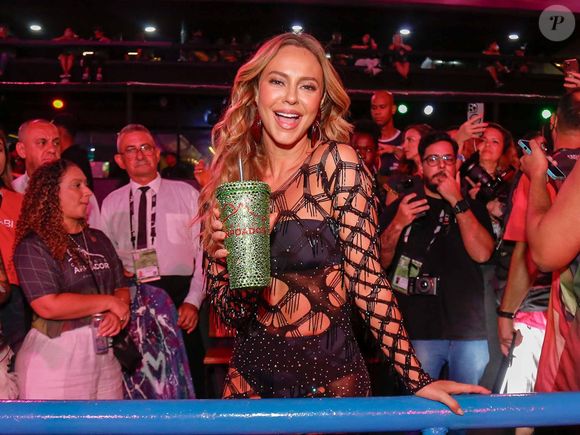 Paolla Oliveira esbanjou beleza e simpatia ao chegar na Sapucaí