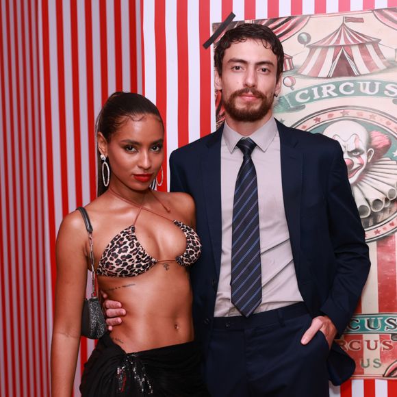 Bebel e Olavo de 'Paraíso Tropical' inspiraram o casal Gabz e Jaffar Bambirra nesta fantasia