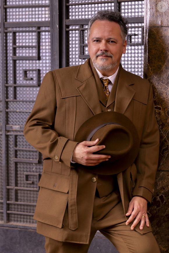 Raimundo (Danton Mello) paga resgate do sequestro da filha, Celeste (Debora Ozório)