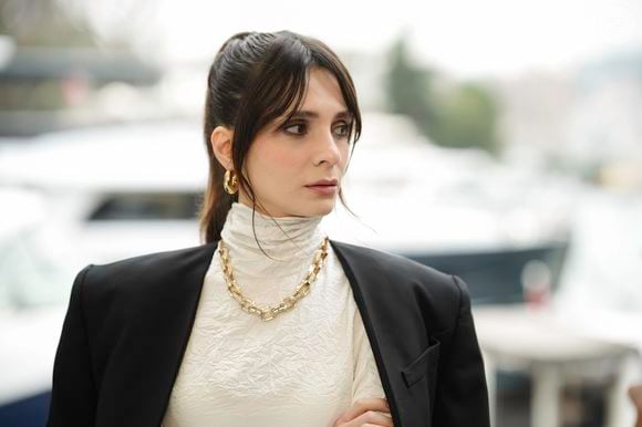 Irmak mostra que não está sozinha em seus planos. Em conversa com Ipek, ela revela que conta com o apoio de Adnan e que está determinada a se reaproximar da mãe