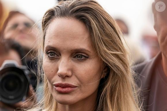 A atriz Angelina Jolie afirmou que não pretende estabelecer uma nova base fixa após deixar Los Angeles e deseja passar um período vivendo de maneira mais nômade pelo mundo, segundo entrevista concedida à revista L'Officiel