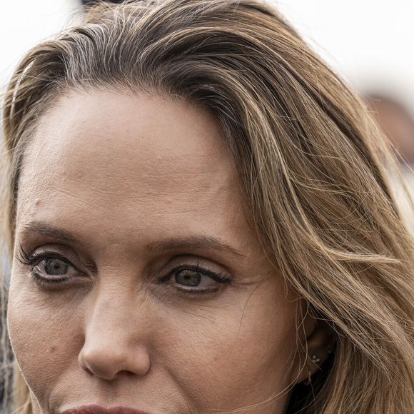 A atriz Angelina Jolie afirmou que não pretende estabelecer uma nova base fixa após deixar Los Angeles e deseja passar um período vivendo de maneira mais nômade pelo mundo, segundo entrevista concedida à revista L'Officiel