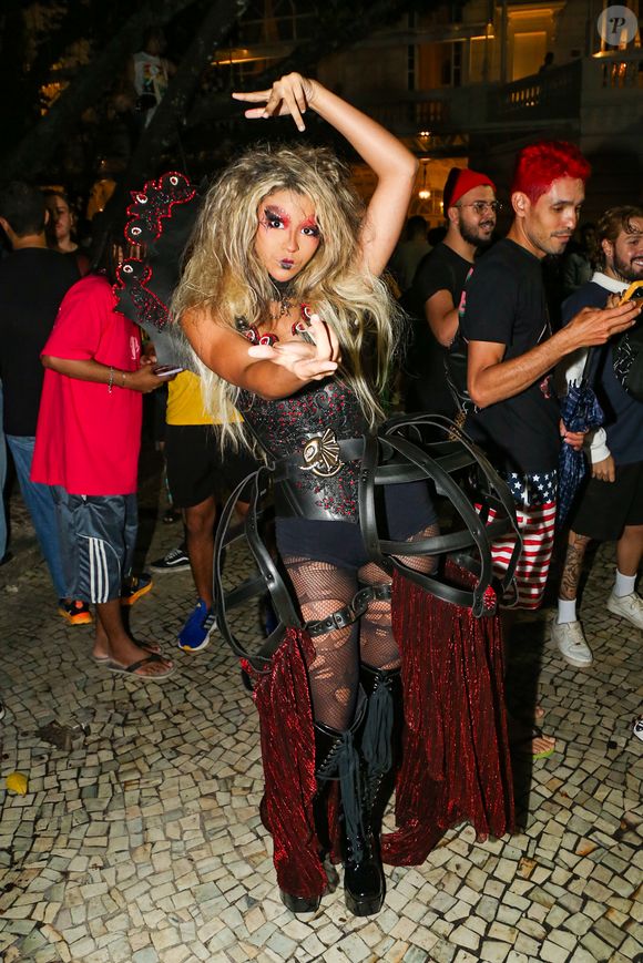 Irmã de Lexa, Wenny usou look inspirado em Lady Gaga para ficar de frente para o Copacabana Palace esperando a diva