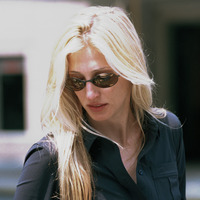 'Loiro manteiga' de Carolyn Bessette: a cor de cabelo sucesso em 1990 rejuvenesce mais do que qualquer outra; hair stylist define como a aposta mais chique de 2026: 'Efeito luminoso e elegante'