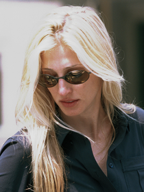 'Loiro manteiga' de Carolyn Bessette: a cor de cabelo sucesso em 1990 rejuvenesce mais do que qualquer outra; hair stylist define como a aposta mais chique de 2026: 'Efeito luminoso e elegante'