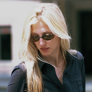 'Loiro manteiga' de Carolyn Bessette: a cor de cabelo sucesso em 1990 rejuvenesce mais do que qualquer outra; hair stylist define como a aposta mais chique de 2026: 'Efeito luminoso e elegante'