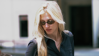 'Loiro manteiga' de Carolyn Bessette: a cor de cabelo sucesso em 1990 rejuvenesce mais do que qualquer outra; hair stylist define como a aposta mais chique de 2026: 'Efeito luminoso e elegante'