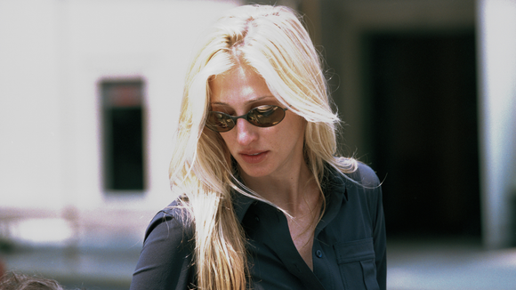 'Loiro manteiga' de Carolyn Bessette: a cor de cabelo sucesso em 1990 rejuvenesce mais do que qualquer outra; hair stylist define como a aposta mais chique de 2026: 'Efeito luminoso e elegante'