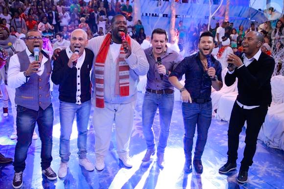 Chrigor no Altas Horas com time de amigos cantores