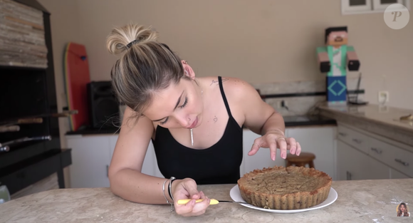 Por fim, Virgínia leva para assar entre 30 e 40 minutos, até que o topo fique dourado e com as bordas firmes