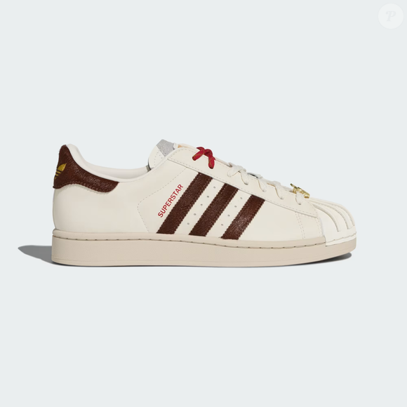 Segundo informações da marca, o adidas Superstar II, à venda por R$599,99, mantém todos os elementos que o transformaram em um verdadeiro ícone ao longo de mais de cinco décadas, transitando com naturalidade entre performance esportiva e estilo urbano.