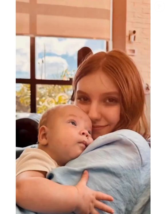 Isabel Veloso deixou o filho, Arthur, de 1 ano e envolvido em promessa do pai: de não deixar o bebê esquecê-la