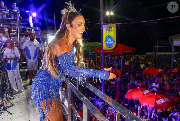 Ivete Sangalo usa look azul com pedras cravejadas em primeiro dia de Carnaval de Salvador 2025