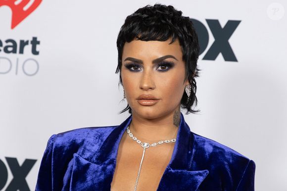 Demi Lovato já cortou os cabelos e também apostou na franjinha curta e mullets