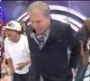 Silvio Santos caiu na risada quando suas calças caíram durante gravação do programa que levava o seu nome - rir em situação incômoda é uma autodefesa