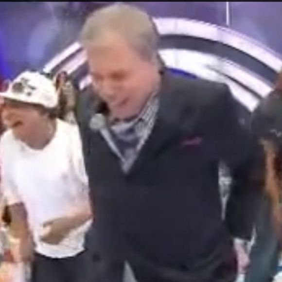 Silvio Santos caiu na risada quando suas calças caíram durante gravação do programa que levava o seu nome - rir em situação incômoda é uma autodefesa