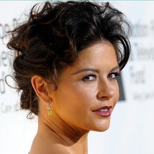 Antes e depois Catherine Zeta-Jones em 25 fotos: descobrimos os segredos da Mortícia Addams, de 'Wandinha', para manter sua aparência jovem aos 55 anos