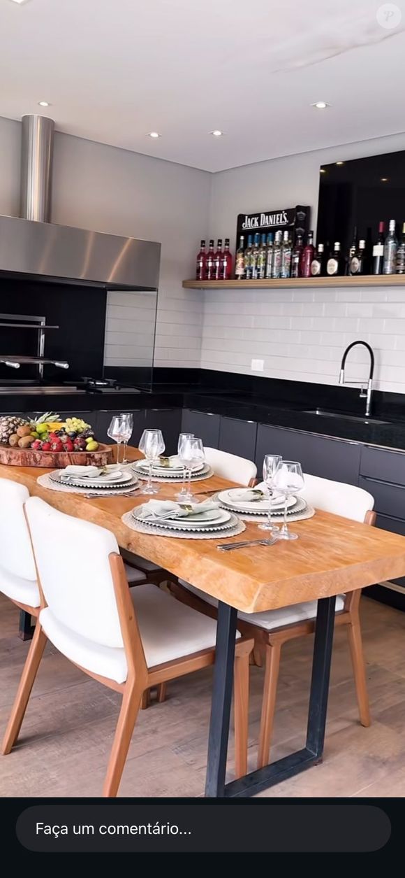 Área gourmet como ponto de encontro: integrada aos ambientes da casa, a área externa com churrasqueira e piscina é um dos espaços de destaque da mansão de Bia do Brás