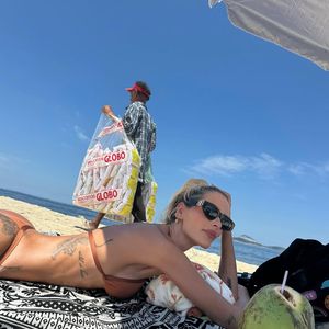 Nos comentários, muitos internautas elogiaram o corpo de YasmIn Brunet e as fotos pré-Carnaval