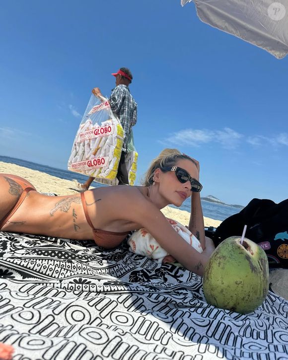 Nos comentários, muitos internautas elogiaram o corpo de YasmIn Brunet e as fotos pré-Carnaval