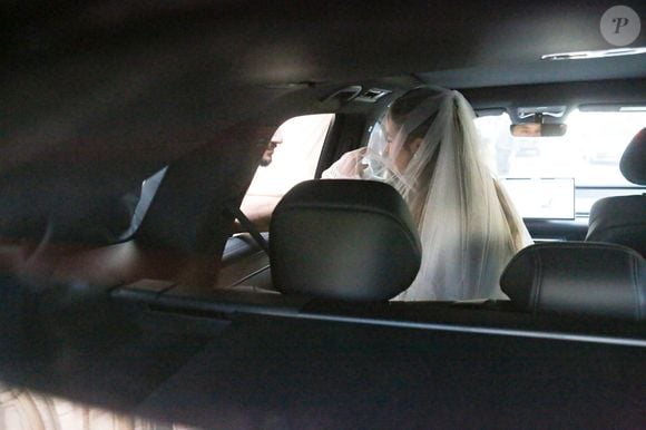 Giulia Be manteve o rosto parcialmente coberto pelo véu enquanto seguia de carro para a cerimônia de casamento com Conor Kennedy, na Igreja Nossa Senhora do Carmo da Antiga Sé
