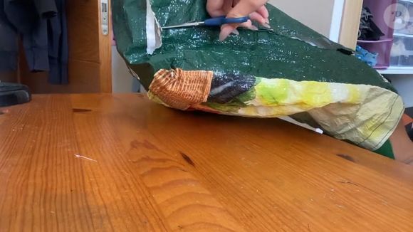 Escolha um ou mais sacos rasgados, certificando-se de que tenham pelo menos um centro intacto. Limpe-os, se necessário. Em seguida, apare as laterais, o fundo e as áreas rasgadas com uma tesoura