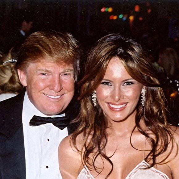 Ainda namorada de Trump, Melania surgiu com look decotado em festa de Réveillon em 2004