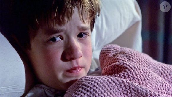 Ex-estrela mirim de 'O Sexto Sentido' foi detido em resort de luxo na Califórnia, após ser flagrado visivelmente alterado.