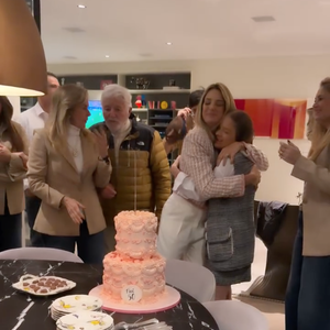 Ticiane Pinheiro cantou 'parabéns' acompanhada da família e deu um abraço apertado em Rafaella Justus