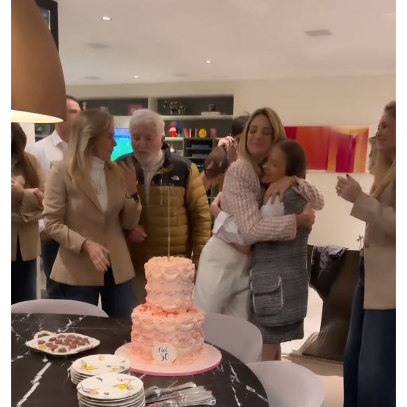 Ticiane Pinheiro cantou 'parabéns' acompanhada da família e deu um abraço apertado em Rafaella Justus