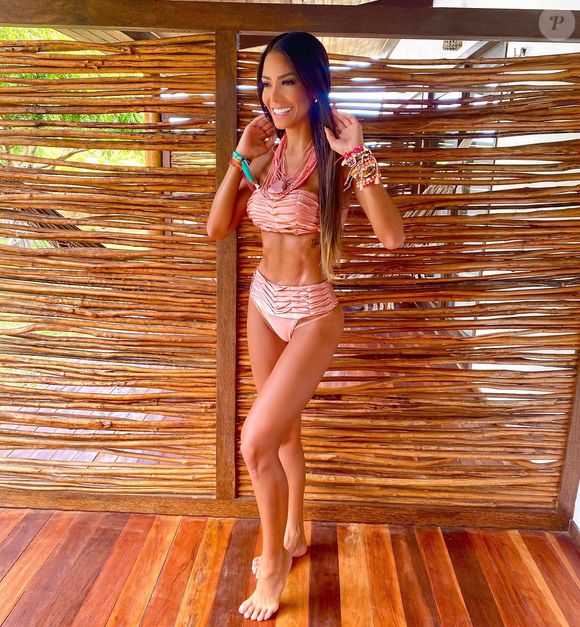 Em fotos de biquíni, o emagrecimento de Fê Sena se tornou ainda mais notório