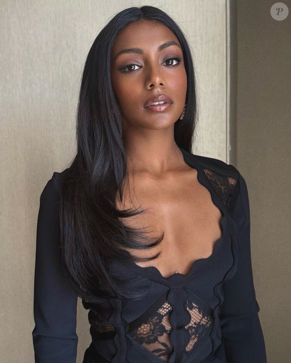 Na vida real, Charithra Chandran não usa o cabelo azul (super estiloso por sinal) e esbanja face card e beleza em suas redes sociais