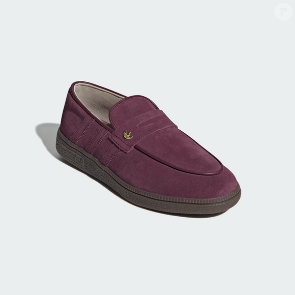 O nome Spezial em dourado na lateral e o cabedal em suede ajudam a explicar por que o Adidas Loafer Handball Spezial virou um dos modelos mais comentados do momento. A combinação entre nostalgia e elegância conquistou mulheres de diferentes estilos