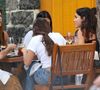 Bruna Marquezine se encontrou com amigas em um barzinho na zona sul do Rio de Janeiro