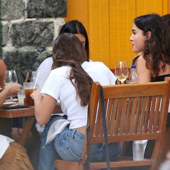 Bruna Marquezine se encontrou com amigas em um barzinho na zona sul do Rio de Janeiro