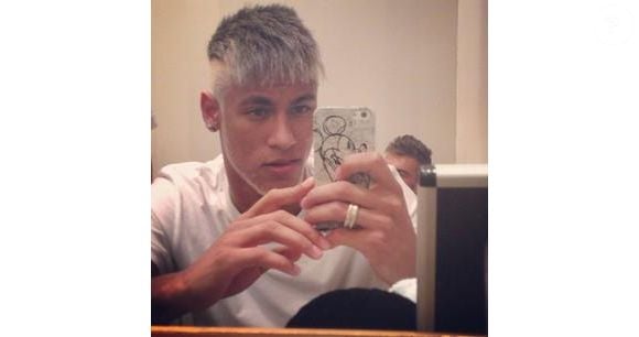 Neymar sempre gostou de luzes no seu cabelo