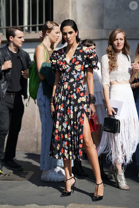 Vestido floral midi traz decote em V, mangas bufantes e fenda frontal