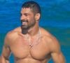 Cauã Reymond exibe corpo musculoso em dia de praia em meio a polêmicas com Bella Campos nos bastidores de 'Vale Tudo'