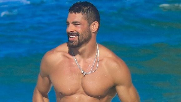 Sem tempo para polêmicas? Cauã Reymond exibe corpo musculoso e surge despreocupado em meio à 'treta' com Bella Campos na novela 'Vale Tudo'
