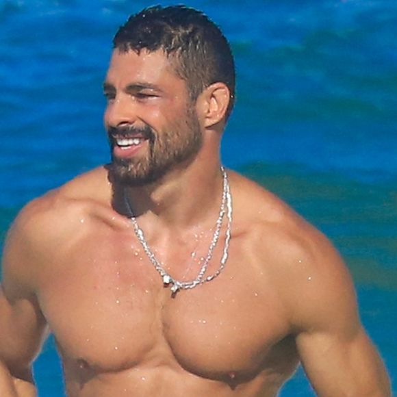 Cauã Reymond exibe corpo musculoso em dia de praia em meio a polêmicas com Bella Campos nos bastidores de 'Vale Tudo'
