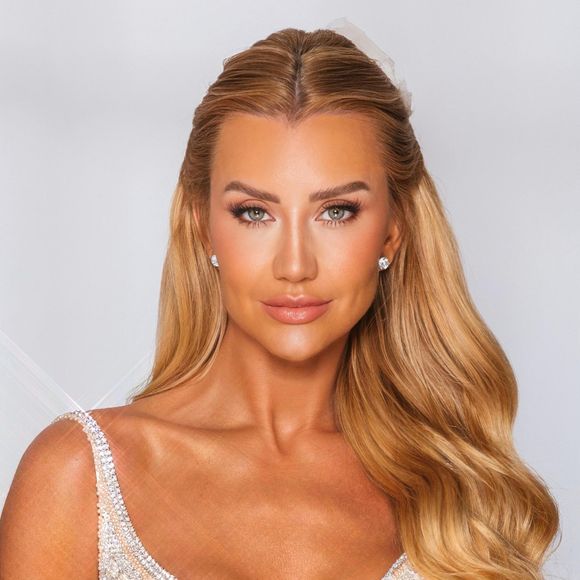 "Trouxemos essa maquiagem para os dias de hoje, com uma pegada mais clean, glow, com cílios mais discretos e o olhar mais puxado, que é uma tendência atual", disse.