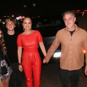 Angélica reuniu a família na noite deste sábado (13) em um evento no Rio de Janeiro