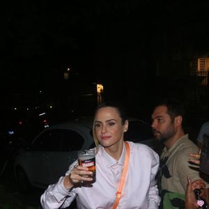 Ana Paula Renault foi cercada por fãs em um bar neste domingo (26) no Rio de Janeiro