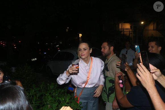 Ana Paula Renault foi cercada por fãs em um bar neste domingo (26) no Rio de Janeiro