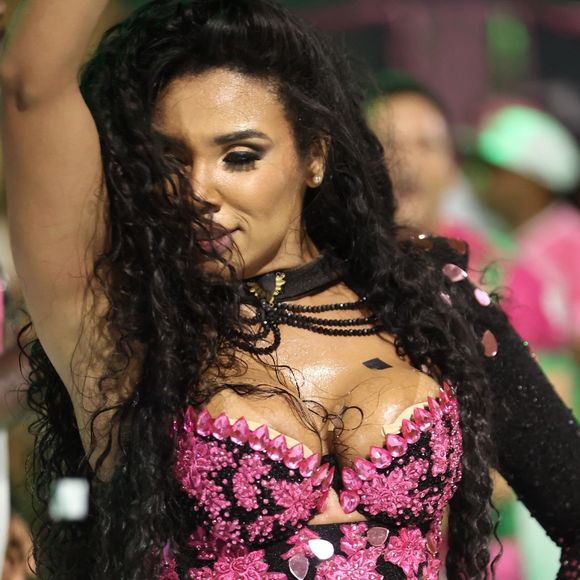 Evelyn Bastos em foto no mini desfile da Mangueira na Cidade do Samba no final de 2022: desde 2014, ela é a rainha de bateria da Estação Primeira