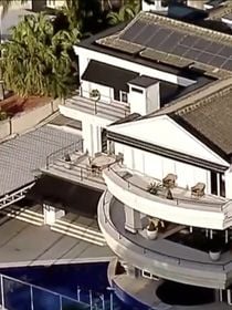 3.229m² de área construída e uma sala só com troféus do futebol! Leilão da casa de luxo e de milhões de Cafu vai parar na Justiça. Veja 15 fotos e entenda!