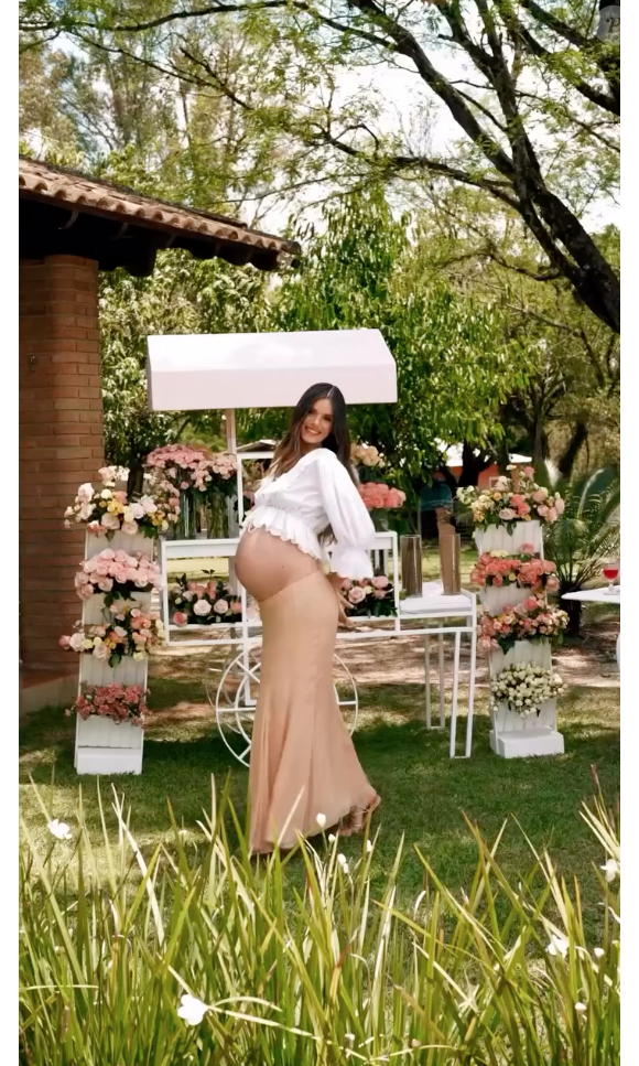 Camila Queiroz posou belíssima usando uma saia caqui e um cropped no estilo bata com mangas 3/4