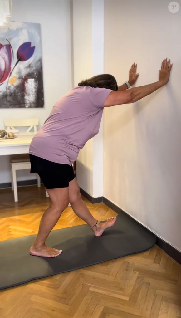 Pilates: alongar os músculos isquiotibiais contra a parede promove fortalecimento dos quadris e treina bastante o equilíbrio.