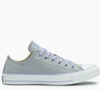 Para quem gosta de fugir do neutro: a Converse lança o Chuck Taylor All Star Canvas em tom malva, unindo cor, leveza e conforto para o dia a dia