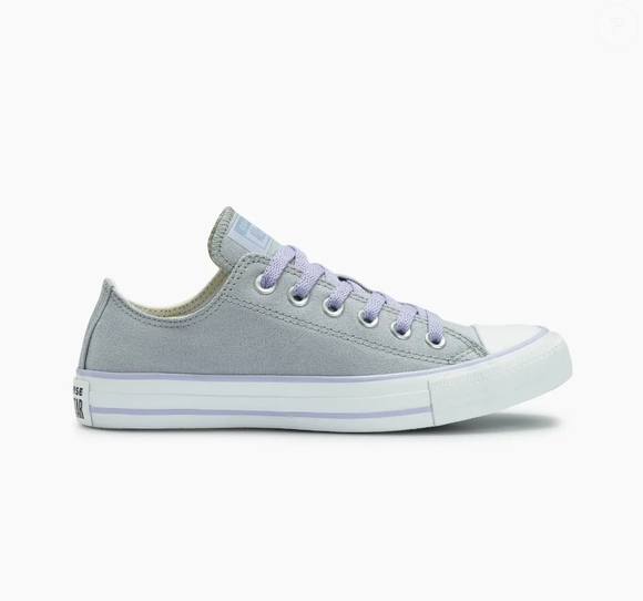 Para quem gosta de fugir do neutro: a Converse lança o Chuck Taylor All Star Canvas em tom malva, unindo cor, leveza e conforto para o dia a dia